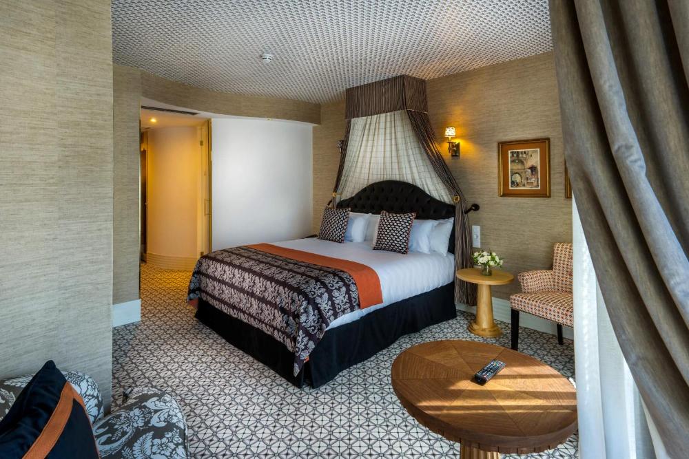 Junior Suite with City View interior